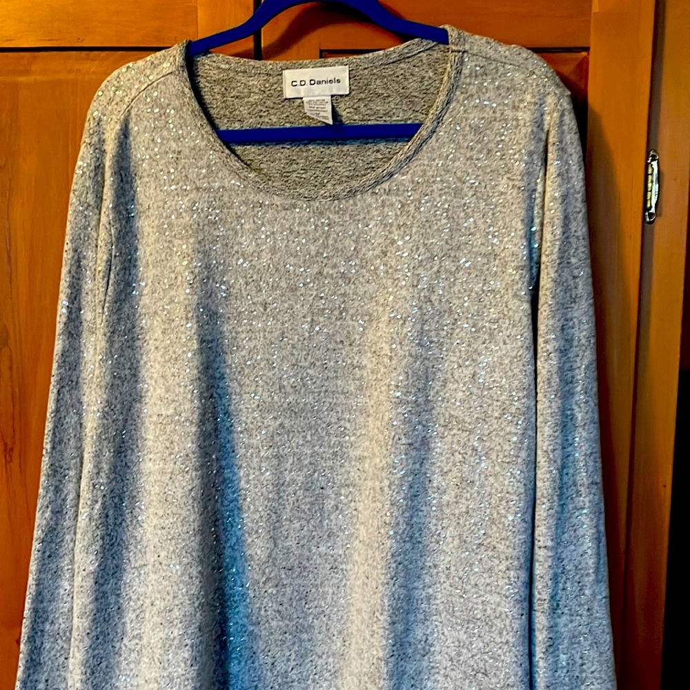 Sale👍 Great for the holidays!!!Beautiful new woman top with sparkles